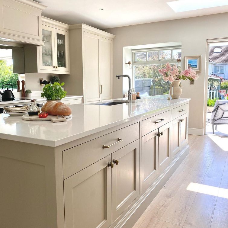 Summer-inspired kitchen island without stools